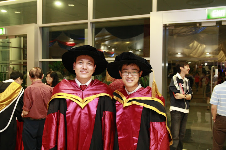 http://lh6.ggpht.com/_HbEIGm1amog/SnWdiGXYenI/AAAAAAAAIpk/kAaDfAPLVKI/s720/20090728%20Ding%20Liang%20Convocation_70_resize.JPG